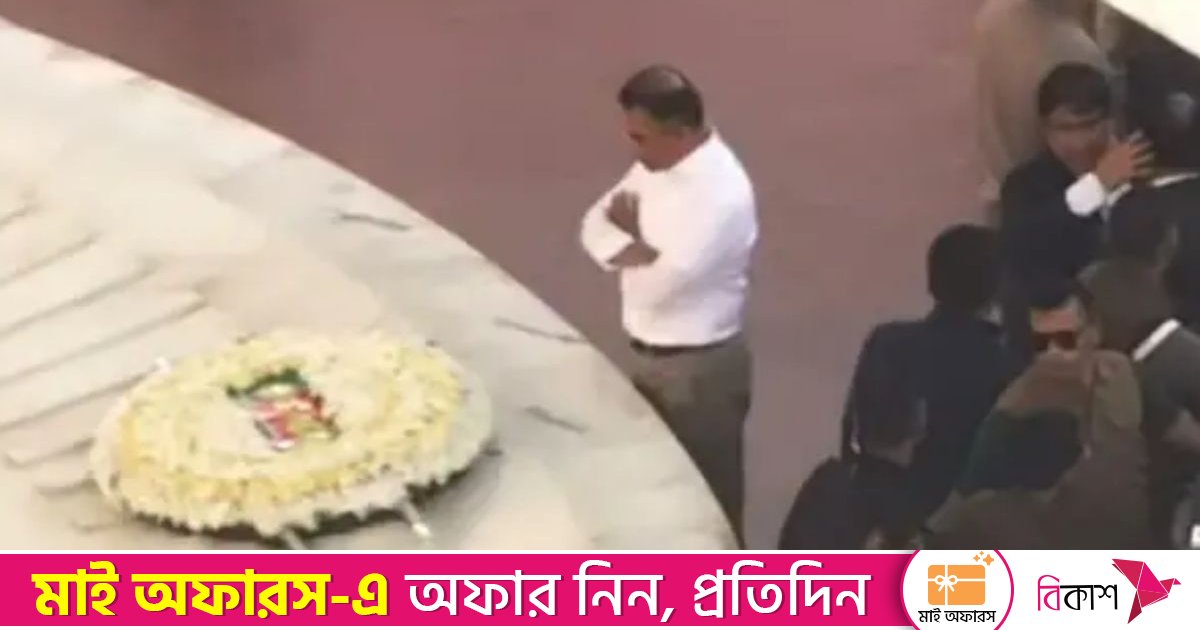 ‘একাকী কিছুক্ষণ’ বাবার সমাধিতে তারেক রহমান