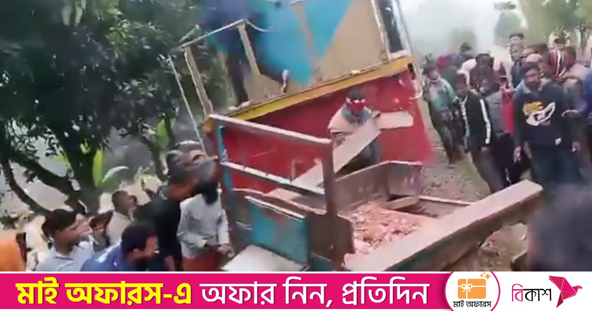 গাইবান্ধায় অরক্ষিত ক্রসিংয়ে ট্রেনের ধাক্কায় দুমড়েমুচড়ে গেল ট্রলি