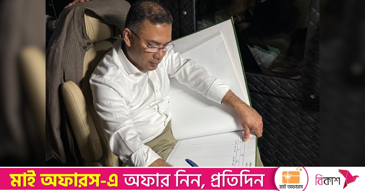 স্মৃতিসৌধের পরিদর্শন বইয়ে নিজের পরিচয় ‘রাজনৈতিক কর্মী’ লিখলেন তারেক রহমান