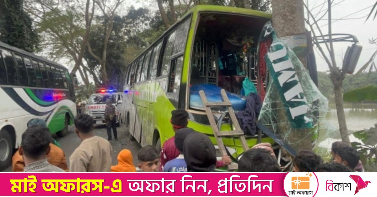 ঢাকা-বরিশাল মহাসড়কে নিয়ন্ত্রণ হারিয়ে গাছের সঙ্গে বাসের ধাক্কা, আহত ২০