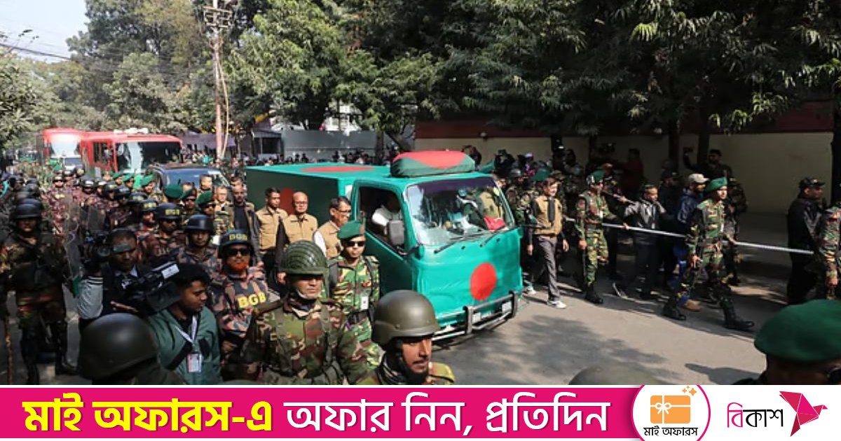 পতাকায় মোড়ানো গাড়িতে মানিক মিয়া অ্যাভিনিউতে নেওয়া হচ্ছে খালেদা জিয়ার মরদেহ
