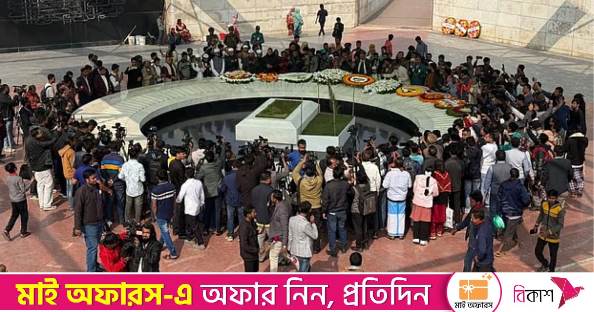 বেগম খালেদা জিয়ার কবর ঘিরে দোয়া প্রার্থনা করছেন সাধারণ মানুষ