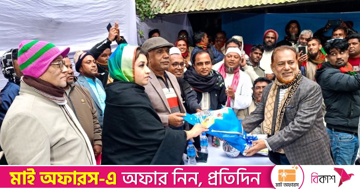 শামা ওবায়েদের হাতে ফুল দিয়ে বিএনপিতে যোগ দিলেন আওয়ামী লীগ নেতা