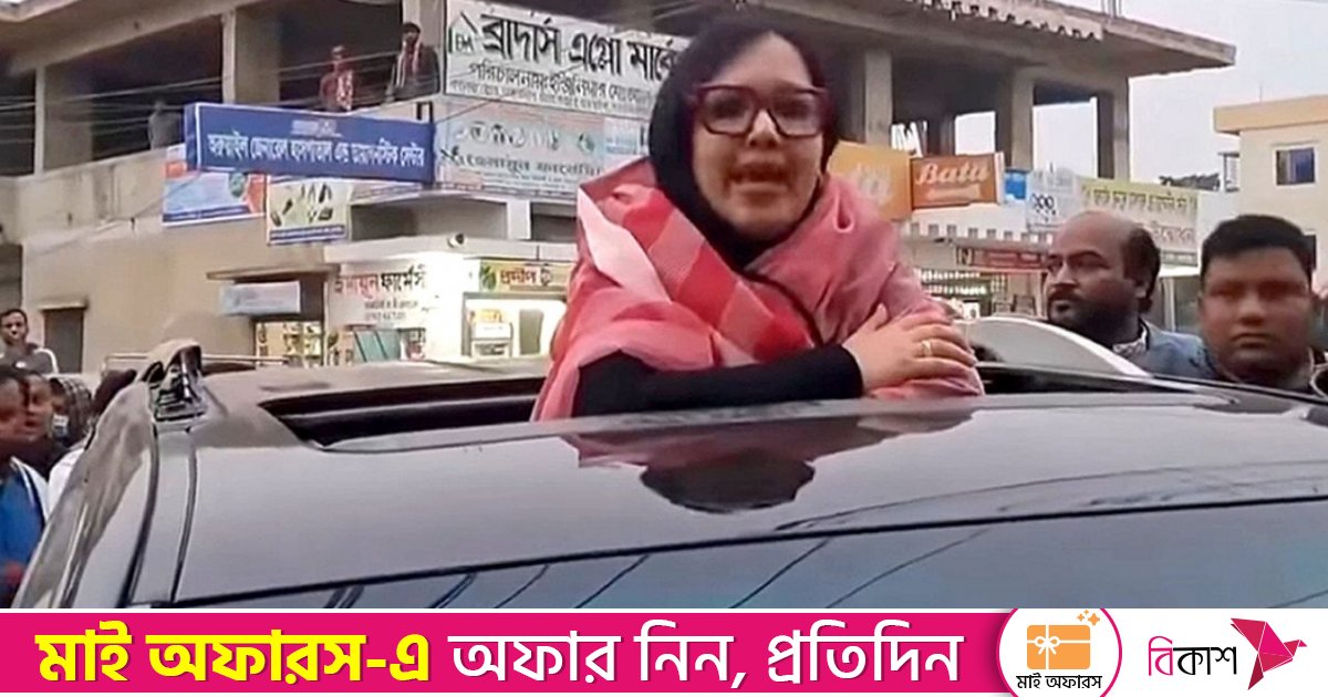 রুমিন ফারহানার নির্বাচনী মঞ্চ ভাঙচুর, গাড়িতে দাঁড়িয়েই দিলেন বক্তব্য