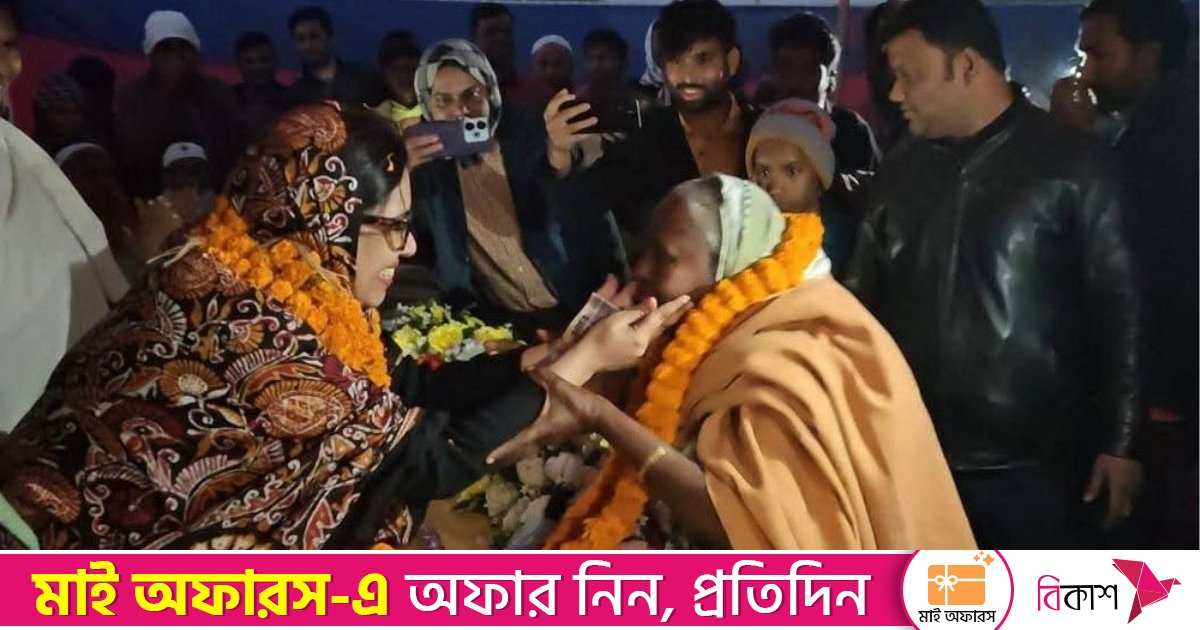 রুমিন ফারহানাকে মালার সঙ্গে অর্থ উপহার দিলেন বৃদ্ধা