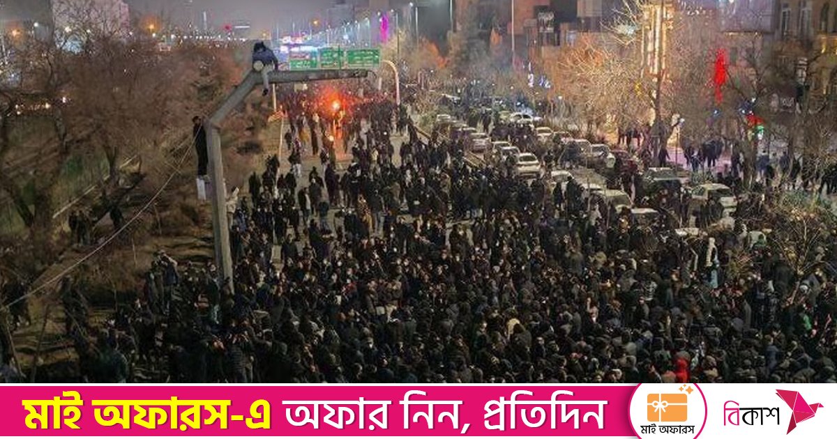 ইরানে পুলিশের বাইক-টিভি ভবন-গভর্নর অফিসে আগুন