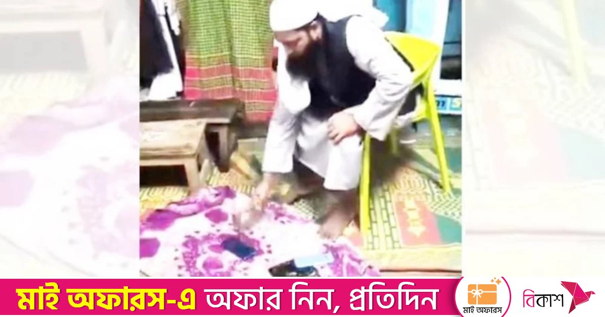 লুকিয়ে ফোন ব্যবহার করায় হাতুড়ি দিয়ে ১০ শিক্ষার্থীর মোবাইল ভাঙলেন শিক্ষক