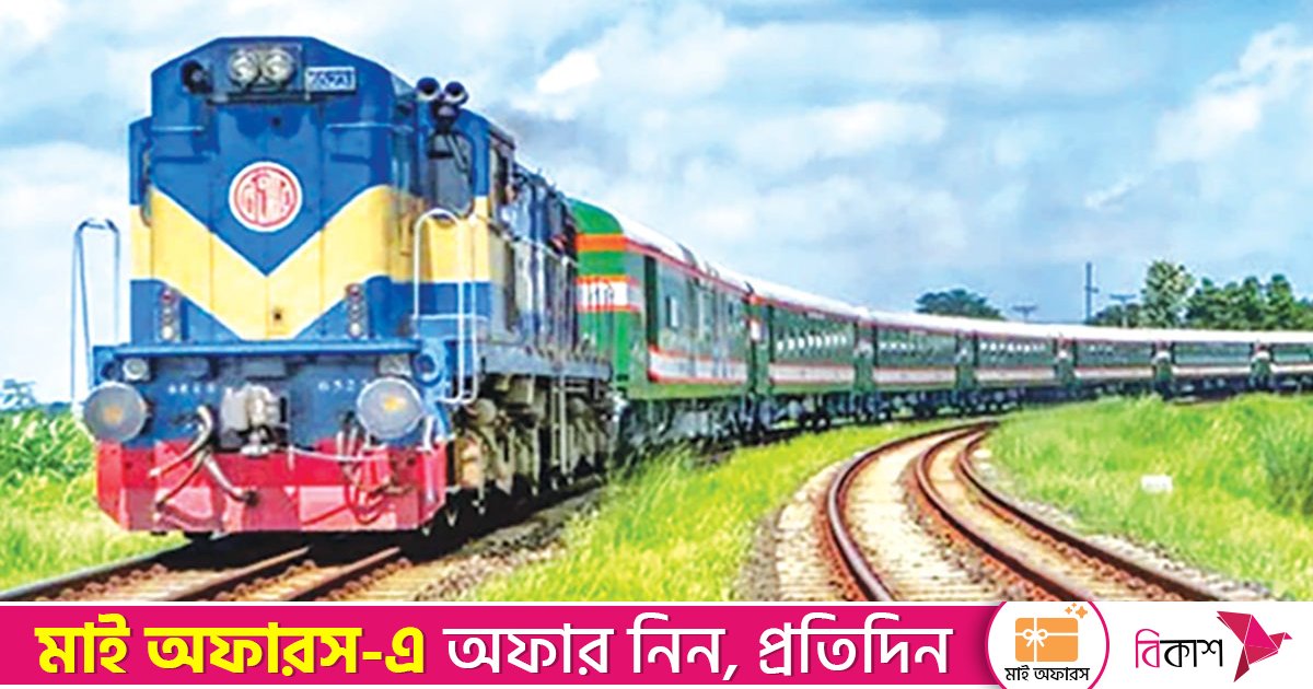 ট্রেনের ধাক্কায় পিকআপ দুমড়ে-মুচড়ে ৩ শ্রমিক নিহত