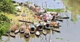 নদীর ঘাট থেকে হারিয়ে যাচ্ছে বেদেদের ভাসমান বসতি