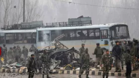 কাশ্মীরে সামরিক বহরে হামলায় ৪০ ভারতীয় সেনা নিহত