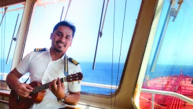 সমুদ্রযাত্রায় গাইতে ভালোবাসেন