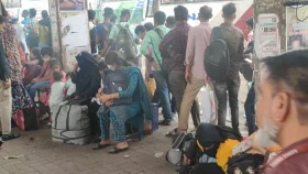 মহাখালীতে গণপরিবহন সংকটে ভোগান্তিতে যাত্রীরা