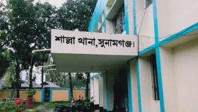 প্রার্থীর পক্ষে টাকা বিতরণ করলেন প্রিজাইডিং অফিসার, আটক ৪