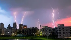 বজ্রপাতের সময় নিজেকে নিরাপদ রাখতে যা করবেন