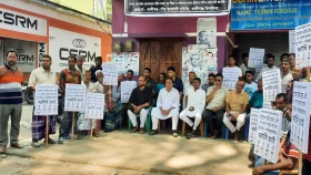 হত্যাকারীদের ফাঁসি চেয়ে আনারের বাসভবনের সামনে অবস্থান
