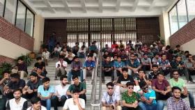 বিভিন্ন দাবিতে হাবিপ্রবির প্রশাসনিক ভবনে তালা