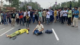 কোটা পুনর্বহালের প্রতিবাদে জাবিতে বিক্ষোভ, মহাসড়ক অবরোধ