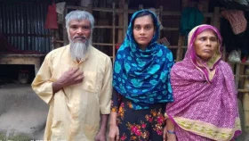 সুযোগ পেয়েও টাকার অভাবে বিশ্ববিদ্যালয়ে ভর্তি হতে পারছেন না আমেনা