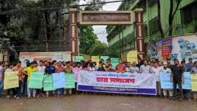 কোটা সংস্কারের দাবিতে রাস্তা অবরোধ করে জবিতে ২য় দিনের বিক্ষোভ