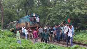 বাকৃবিতে ২য় দিনেও চলমান ট্রেন থামিয়ে আন্দোলন &nbsp;