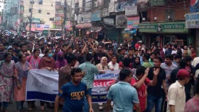 পুরান ঢাকায় অবরোধ করে কোটা বাতিলের দাবি জবি শিক্ষার্থীদের&nbsp;