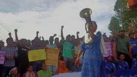 ঢাকা-আরিচা মহাসড়ক অবরোধ করে জাবি শিক্ষার্থীদের বিক্ষোভ