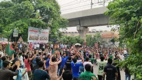 ক্যাম্পাসের প্রধান ফটকের তালা ভেঙ্গে শাহবাগে জবি শিক্ষার্থীরা