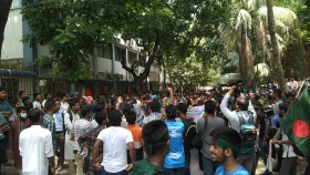 গণপদযাত্রায় অংশ নিতে জড়ো হচ্ছেন শিক্ষার্থীরা
