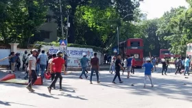 হেলমেট পরে শিক্ষার্থীদের ওপর ছাত্রলীগের হামলা, আহত অর্ধশতাধিক