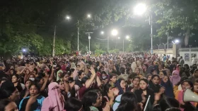 মধ্যরাতে হঠাৎ উত্তাল ঢাকা বিশ্ববিদ্যালয়, হল ছেড়ে রাস্তায় শিক্ষার্থীরা