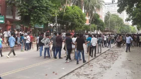 ঢামেক-শহীদুল্লাহ হলের সামনে মুহুর্মুহু ককটেল বিস্ফোরণ