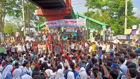 কোটা সংস্কারের দাবিতে ঢাকা-আরিচা মহাসড়ক অবরোধ 