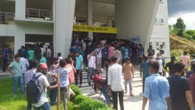 ছাত্রলীগের দেওয়া তালা ভেঙে কুবি শিক্ষার্থীদের বিক্ষোভ, পুলিশের গাড়ি ভাঙচুর &nbsp;