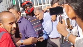 আন্দোলনকারীদের সঙ্গে হাতাহাতি, ঢাবির সহকারী প্রক্টর আহত  