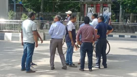 বহিরাগতদের লাঠি দেখে টিএসসি থেকে সরে গেলেন সহকারী প্রক্টররা  