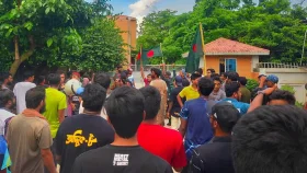 হল ছাড়ার নোটিশ প্রত্যাহারের দাবিতে ভিসির বাসভবন ঘেরাও