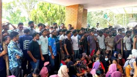 রাবিতে ছাত্ররাজনীতি নিষিদ্ধসহ পাঁচ দফা দাবিতে উপাচার্য অবরুদ্ধ
