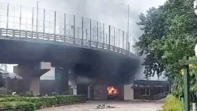 বিটিভির গেটে আগুন দিয়েছে বিক্ষোভকারীরা&nbsp;