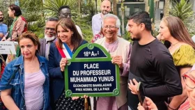 ড. মুহাম্মদ ইউনূসের নামে প্যারিসে রাস্তার নামকরণ