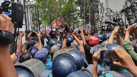 ঢাবিতে শিক্ষক-শিক্ষার্থীদের বিক্ষোভ, হাইকোর্ট প্রাঙ্গণ থেকে আটক ৪&nbsp;