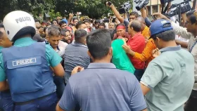 রাবিতে শিক্ষকদের মৌন মিছিলে পুলিশের সঙ্গে ধস্তাধস্তি&nbsp;