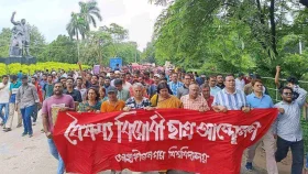 ঢাকা-আরিচা মহাসড়ক অবরোধ করে জাবি শিক্ষার্থীদের বিক্ষোভ