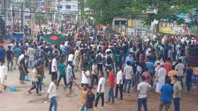 চাঁদপুরে শিক্ষার্থী-ছাত্রলীগের সংঘর্ষ, সাংবাদিকসহ আহত ৩০