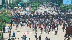 শাহবাগে সাংবাদিকের ওপর হামলা