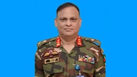 রানওয়ে থেকে উড়োজাহাজ ফিরিয়ে বরখাস্ত মেজর জিয়াউলকে আটক
