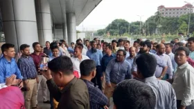 বিটিআরসিতে বিক্ষোভ, চেয়ারম্যানের পদত্যাগ দাবি