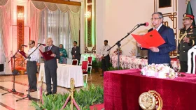 শপথ নিলেন দুই উপদেষ্টা, কে কোন মন্ত্রণালয় পেলেন