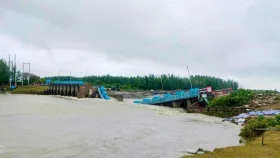 পানির চাপে ভেঙে গেছে মুছাপুর রেগুলেটর, নোয়াখালীতে নতুন আতঙ্ক