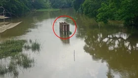 ৯ বছর ধরে আখিলা নদীর মাঝখানে লোহার পিলার