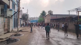 টঙ্গীতে চাকরিচ্যুত শ্রমিকদের বিক্ষোভ-ভাঙচুর